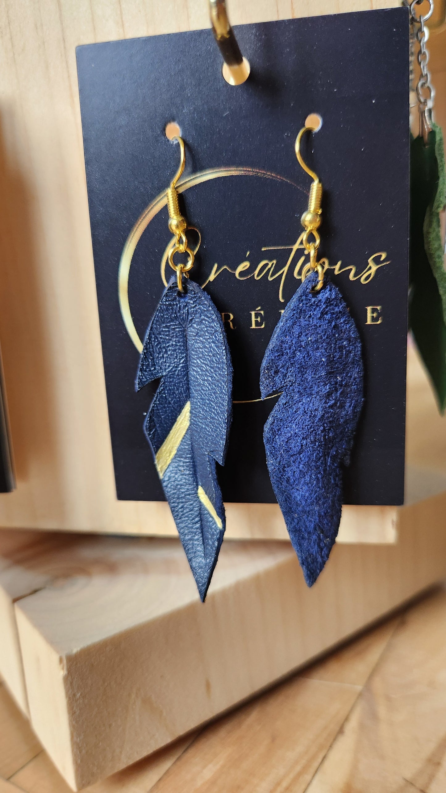 Boucles d'Oreilles "Plume Astrale" en Cuir Véritable Revalorisé