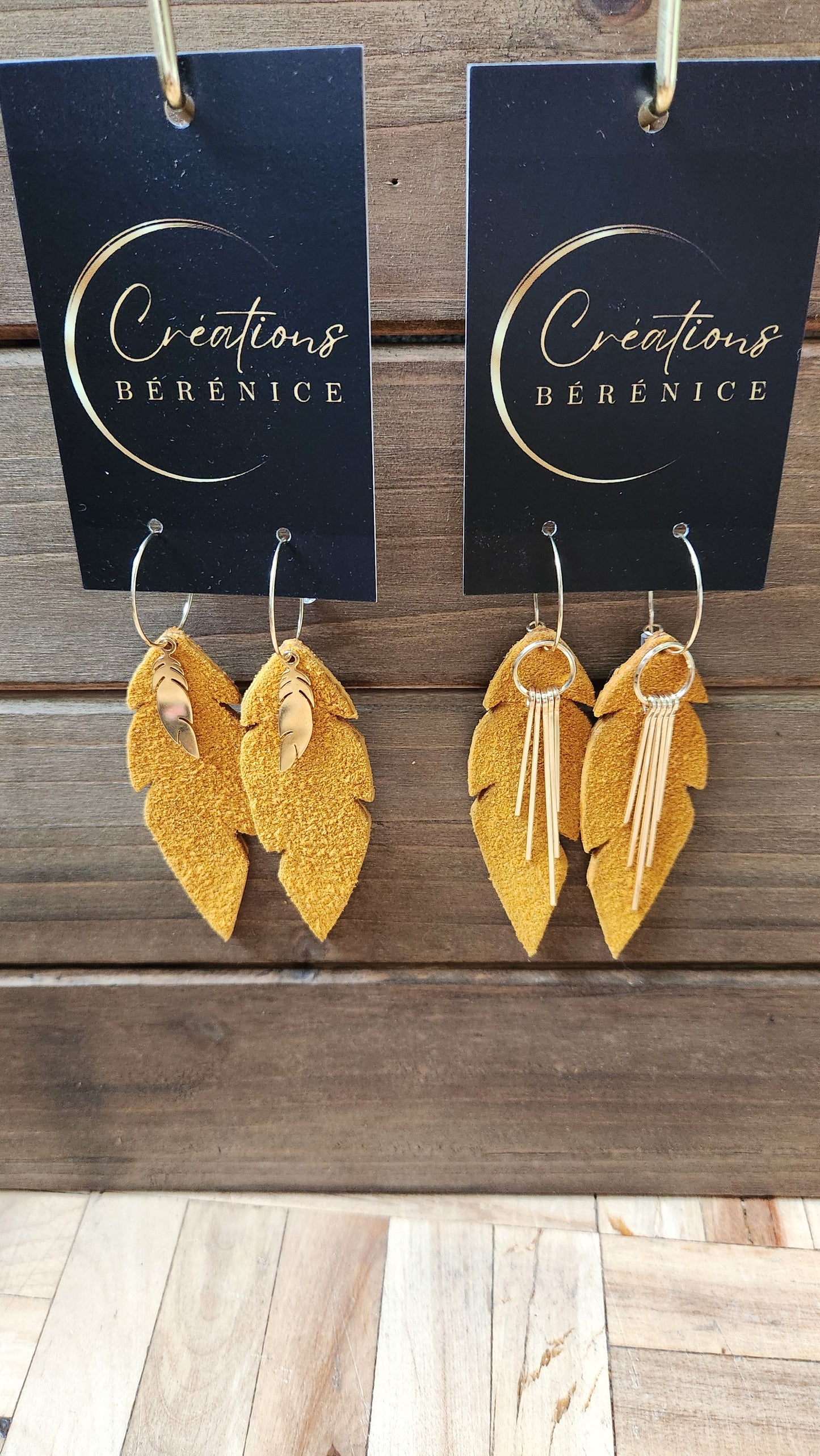 Boucles d'Oreilles à Plumes en Cuir Revalorisé sur Anneaux Créoles- Collection Éclat Éthique