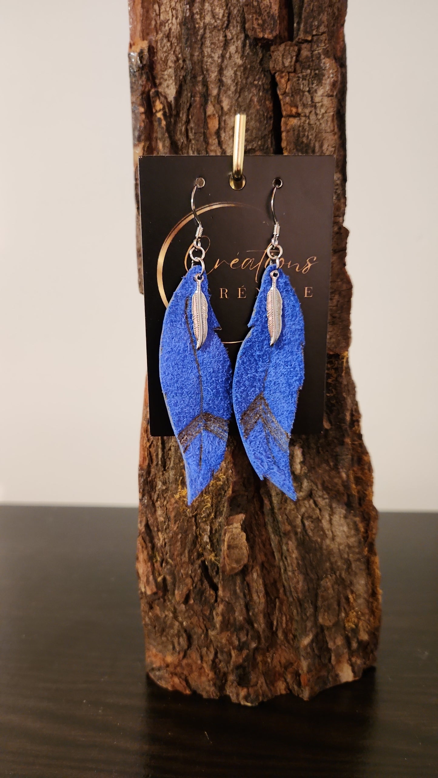 Boucles d'Oreilles "Plumes d'Été" - Cuir Véritable Revalorisé avec Détails Pyrogravure et Breloque Plume