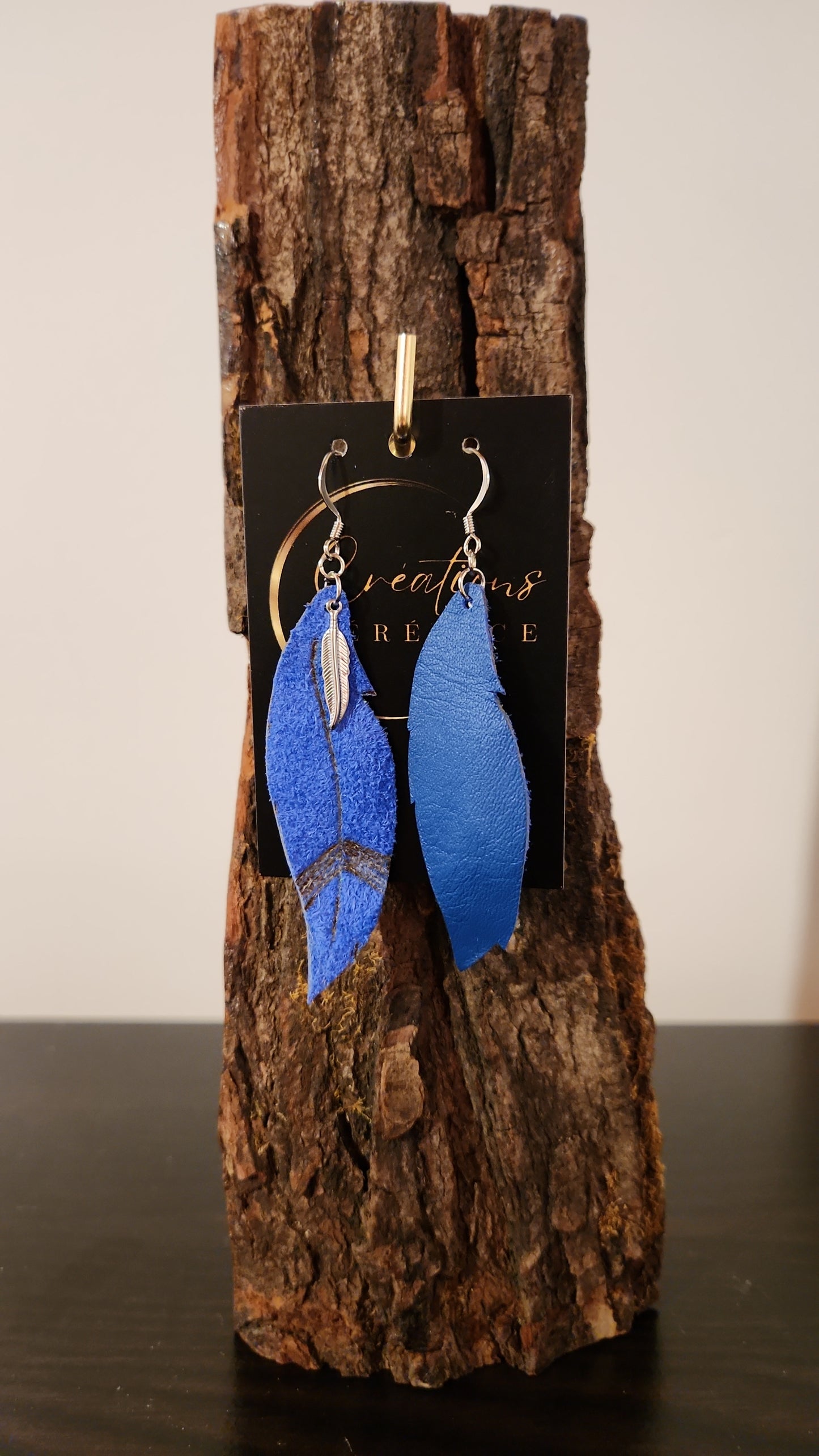 Boucles d'Oreilles "Plumes d'Été" - Cuir Véritable Revalorisé avec Détails Pyrogravure et Breloque Plume