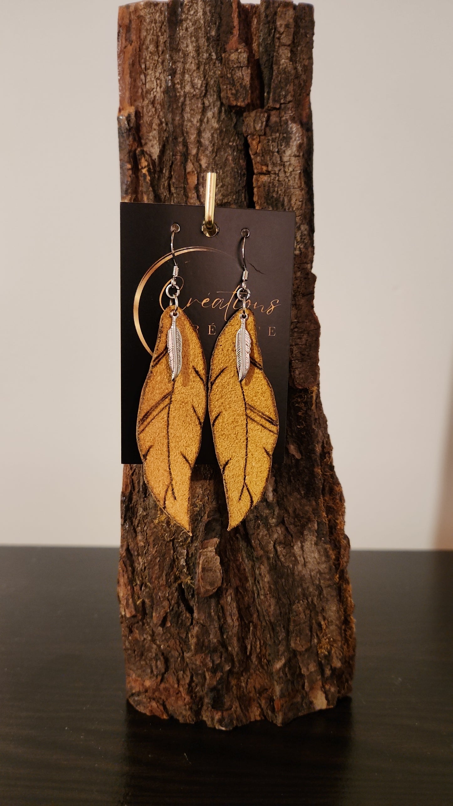 Boucles d'Oreilles "Plumes d'Été" - Cuir Véritable Revalorisé avec Détails Pyrogravure et Breloque Plume